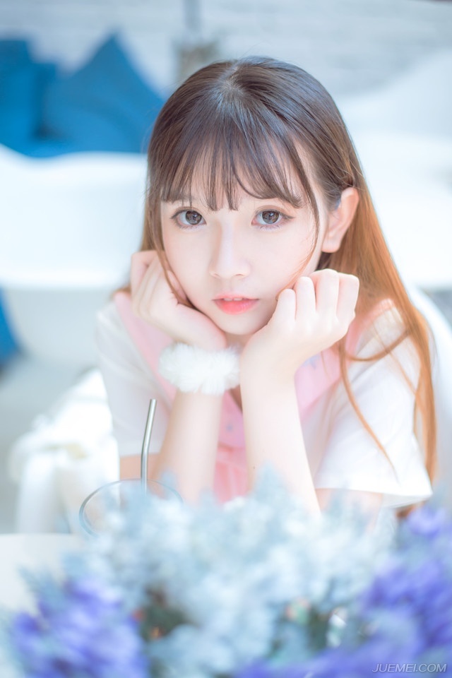 “血腥味儿~”虎卫统领抬头，冷冷的看向前方，沙哑的声音里，带着一股对鲜血的狂热，山道上空无一人，远处已经能够看到的军营也是冷清清一片，看不出有丝毫人烟。